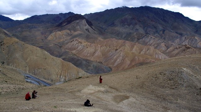 Das Bild zeigt die Dreharbeiten in einer kargen Berglandschaft.