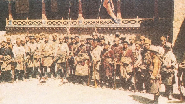 Diese historische Aufnahme zeigt Partisanen der tibetischen Widerstandsgruppierung Chushigangdruk